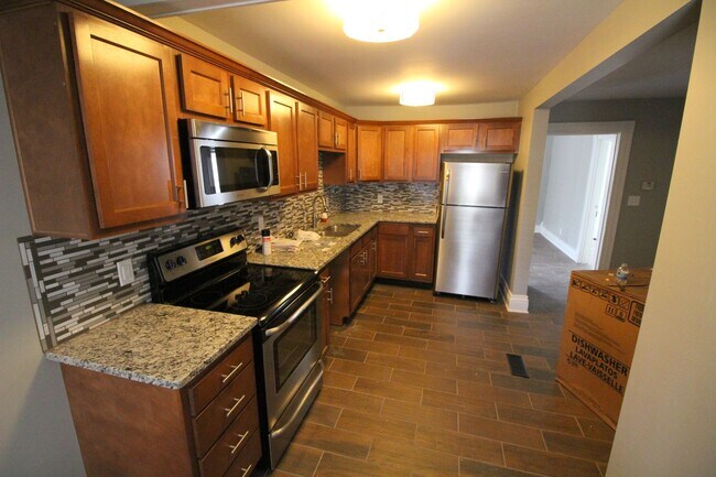 Building Photo - 3 bed 2 bath Campus Rental