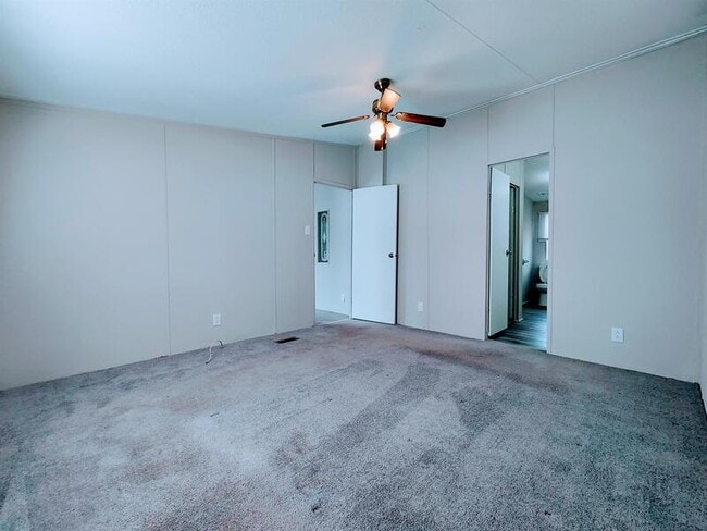 Building Photo - 220 Sunshine Dr