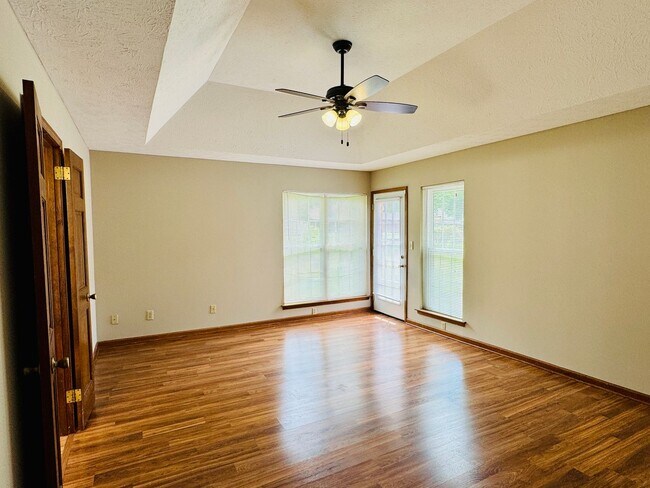 Building Photo - 3-Bedroom home is sure to captivate from t...