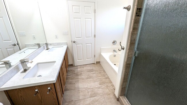 Building Photo - Immaculate 4 Bedroom 2.5 Bath Home