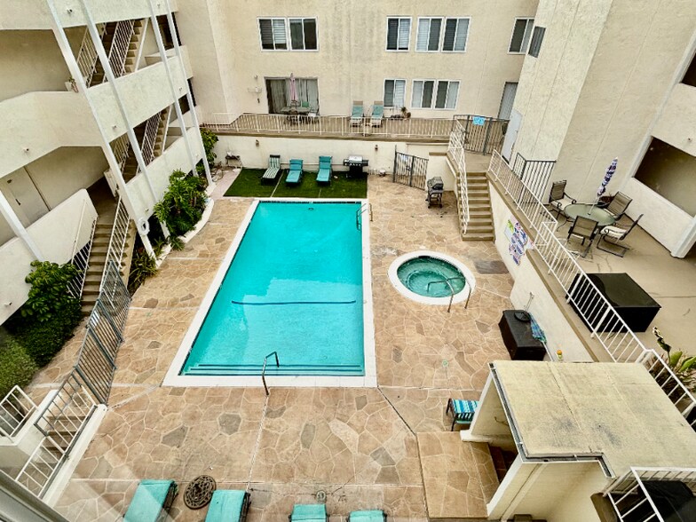 Building Photo - 17440 Burbank Blvd