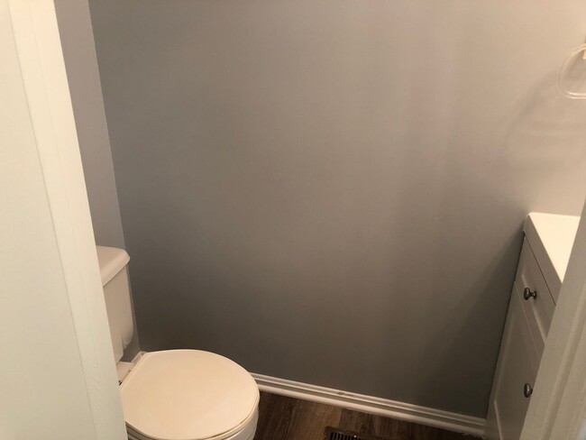 Building Photo - Updated Townhome Close to METRO