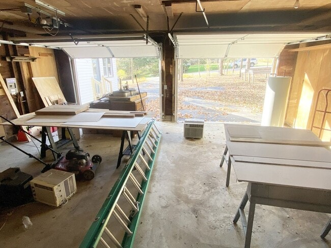 Building Photo - 4-Bedroom, 1 Bath Home on Wooded Lot near ...