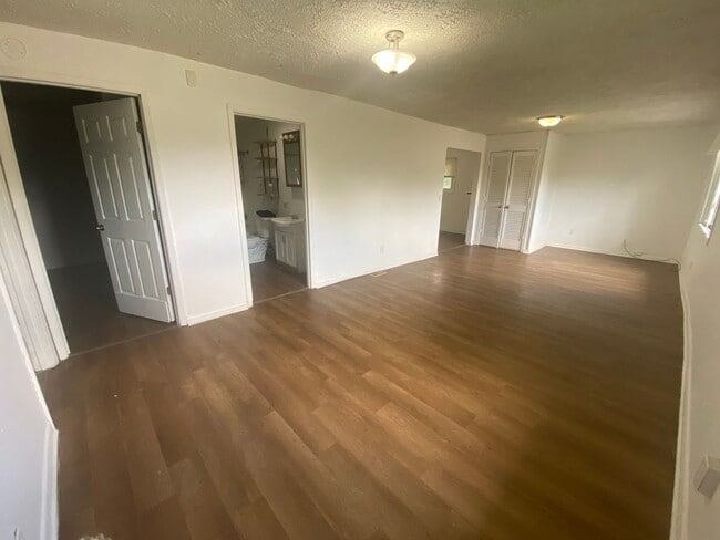 Building Photo - 2 Bedroom Apartment Near Downtown Bloomington, IN
