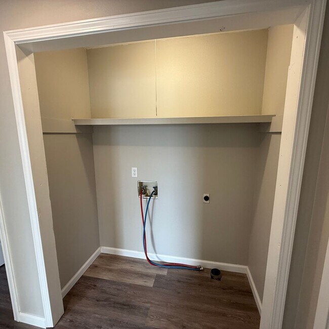 Building Photo - 3 Bedroom 2 bath remodeled Home