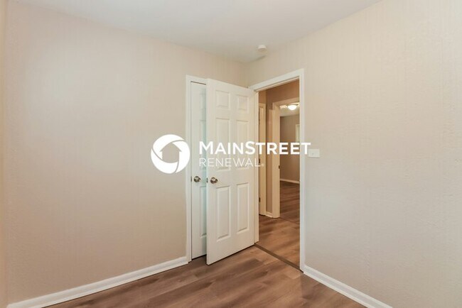 Building Photo - 3 Bedroom Pet-Friendly Home in Kansas City, MO with Main Street Renewal