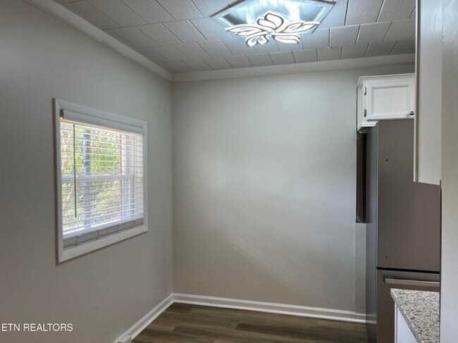 Building Photo - West Knoxville 37922 - 1 bedroom apartment with updated interior - Contact Mac Tobler (865)755-3075