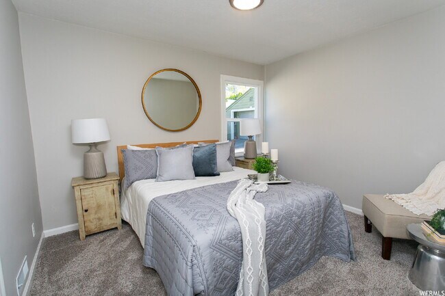 Building Photo - Room for rent in Great Ogden Location!