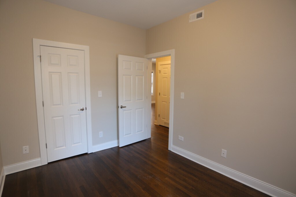 Building Photo - 527 W Barry Ave