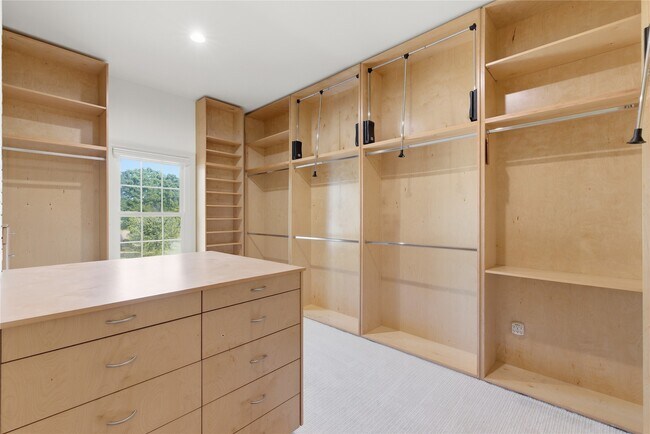 Building Photo - 6666 Fairfield St