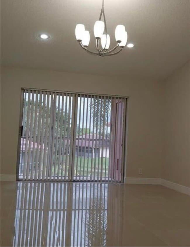 Building Photo - 9903 Three Lakes Cir