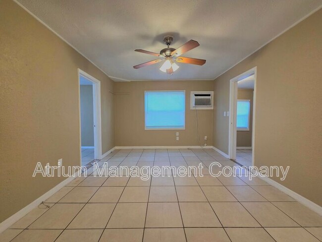 Building Photo - 2253 Golfview St