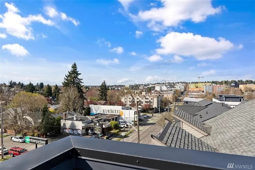 Building Photo - 5712 Roosevelt Way NE