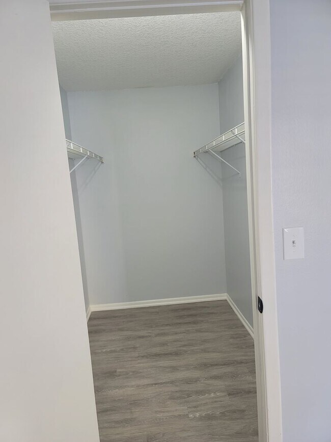 Building Photo - Conveniently located! Renovated 1 yr ago