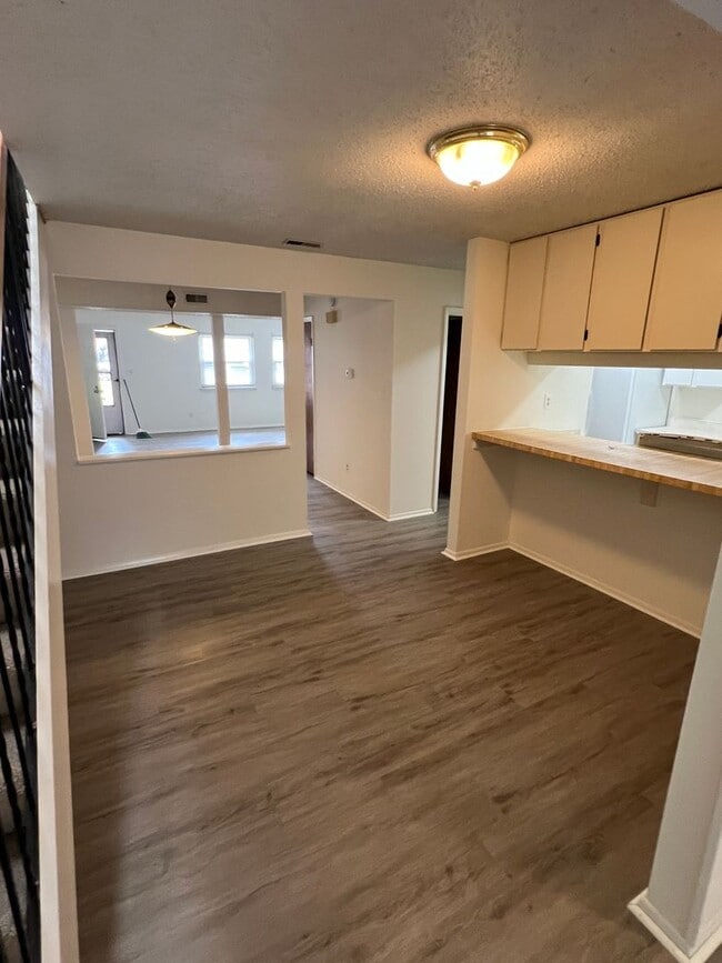 Building Photo - Large Townhouse in Virginia Beach with a Fenced Yard!