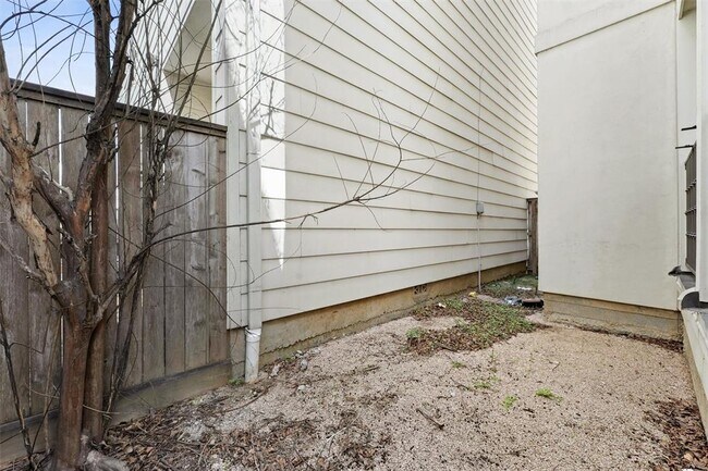 Building Photo - 5648 Larkin St
