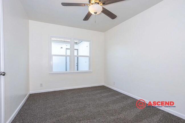 Building Photo - Charming 4 Bedroom Home!