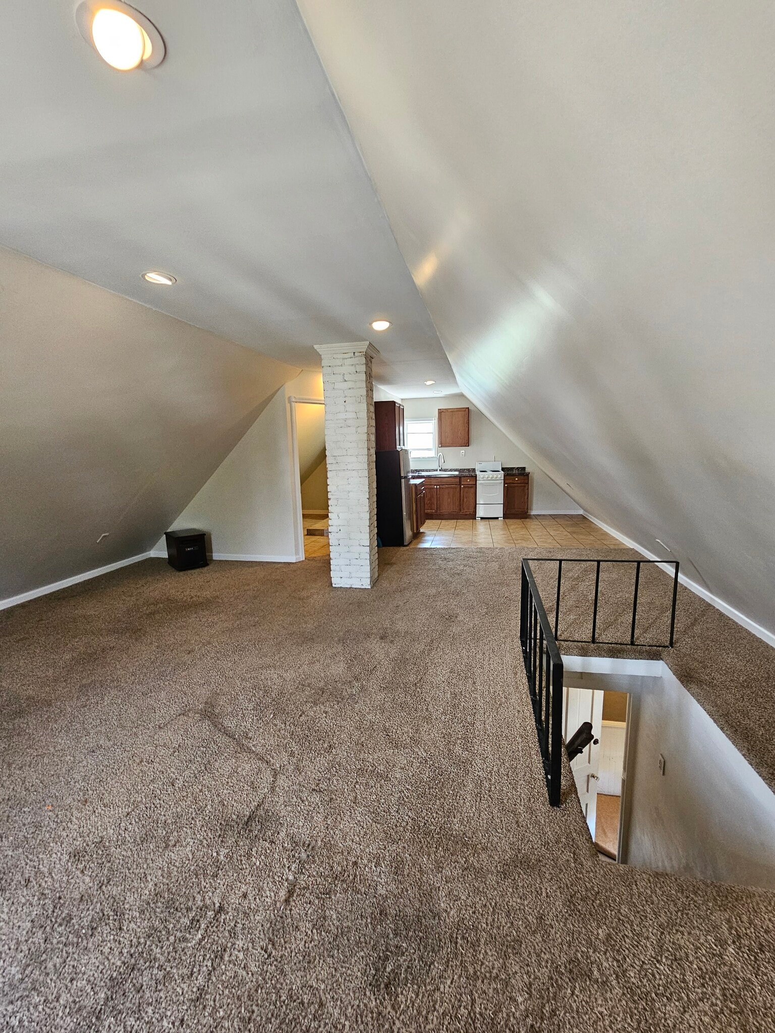 3rd floor suite - 105 Laverack Ave
