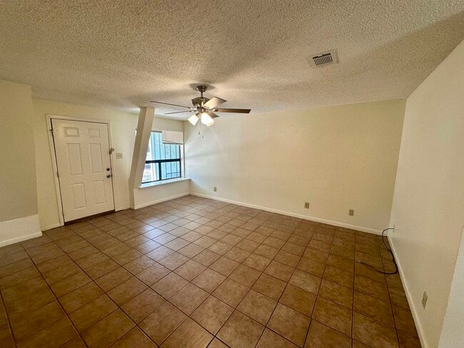 Building Photo - 220 Big Oaks Dr