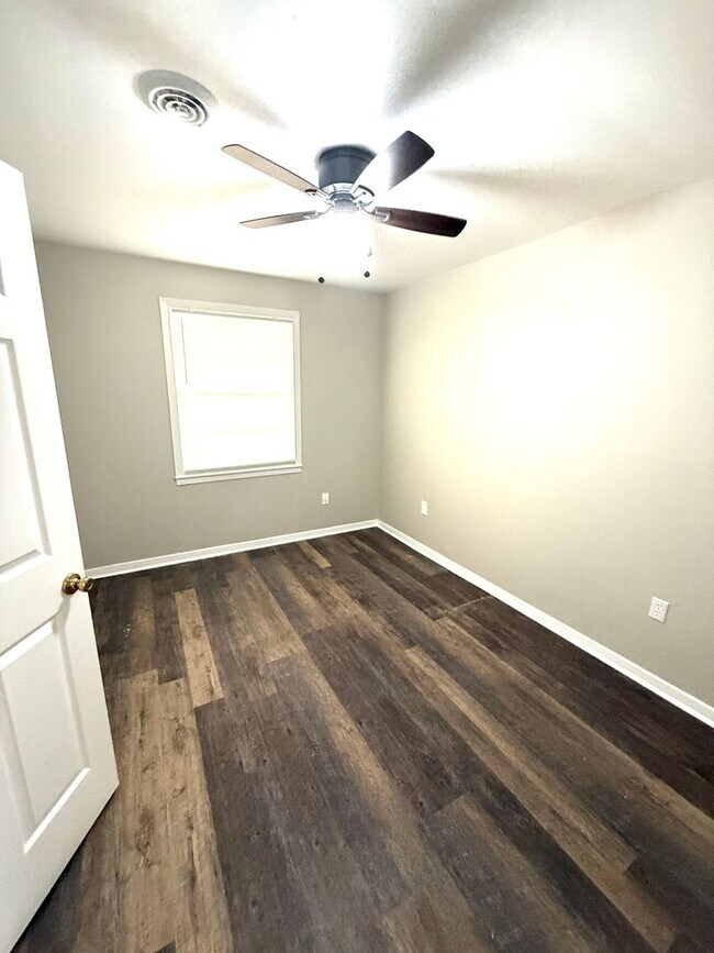 Building Photo - ** 3 bed 1 bath located in Forest Hills **...