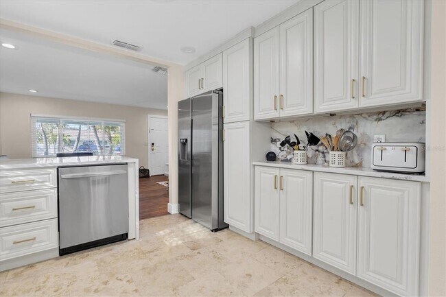 Building Photo - 518 77th Ave