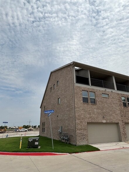 Building Photo - 388 Greenhouse Dr