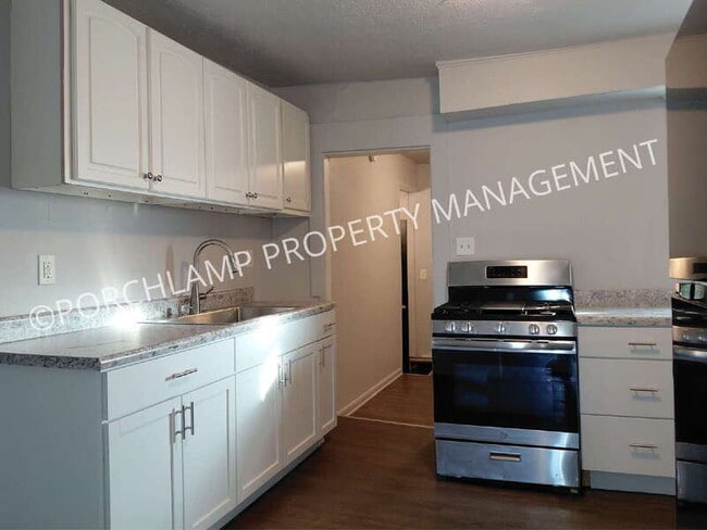 Building Photo - 403 E Broadway Ave