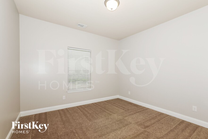 Building Photo - 1000 Yorkshire Dr