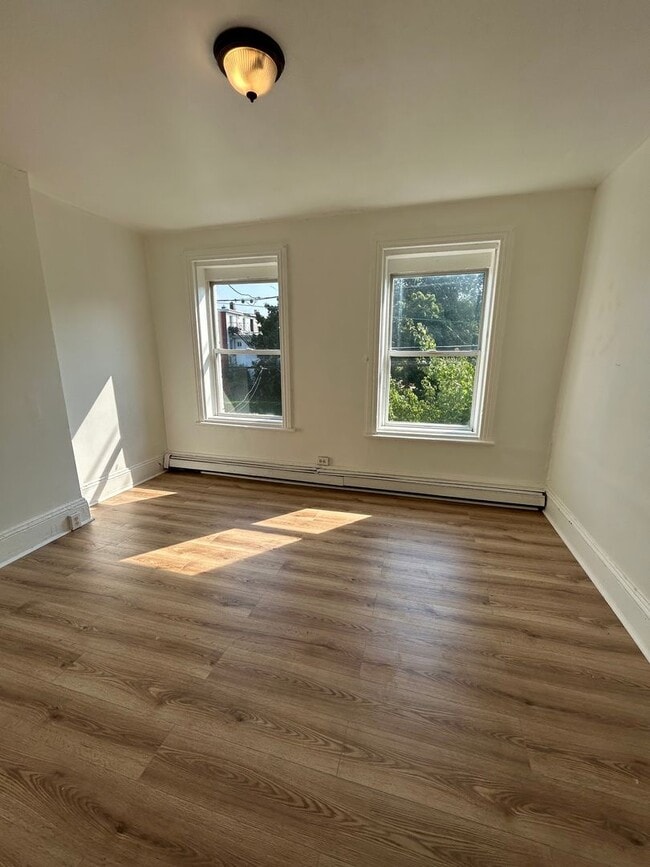 Building Photo - Nice 3 bedroom house big kitchen and Parking