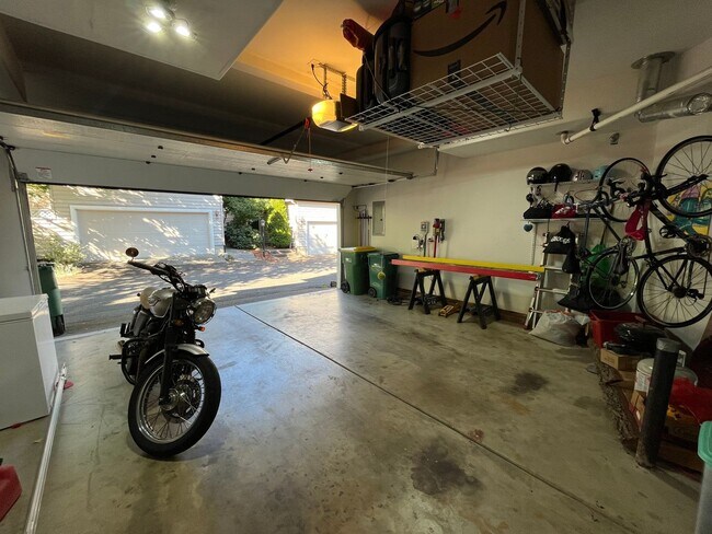 Building Photo - Lovely 2Bd + 2.5Ba in Beaverton!! Minutes Away From Nike! New Roof, Fence, Paint and Additional B...