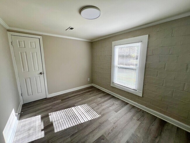 Building Photo - One bedroom, 1 bath house in Mebane