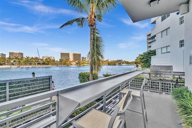 Building Photo - 9901 E Bay Harbor Dr