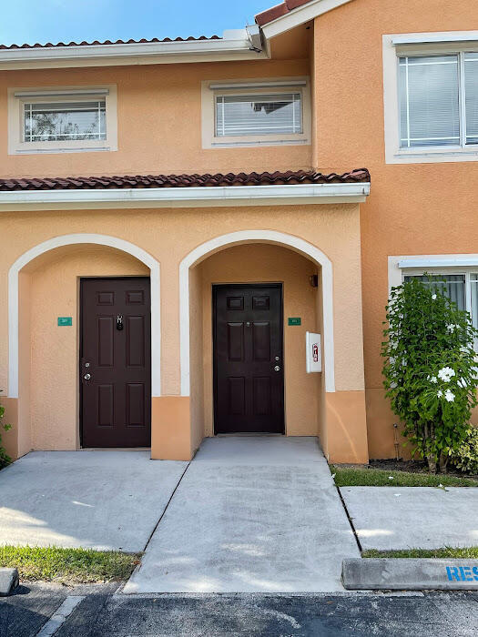 Building Photo - 211 SW Palm Dr