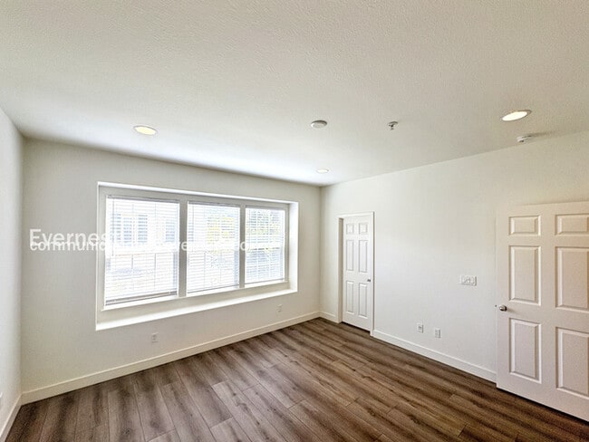 Building Photo - 650 Summer Ln