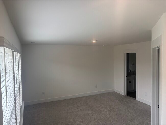 Building Photo - 484 Ml Pk Wy