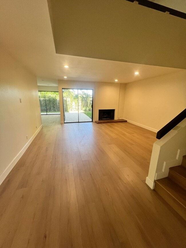 Building Photo - Thousand Oaks - 3 bedroom, 2.5 bath in the...