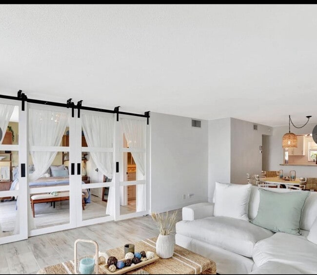 Building Photo - 1050 Hillsboro Mile