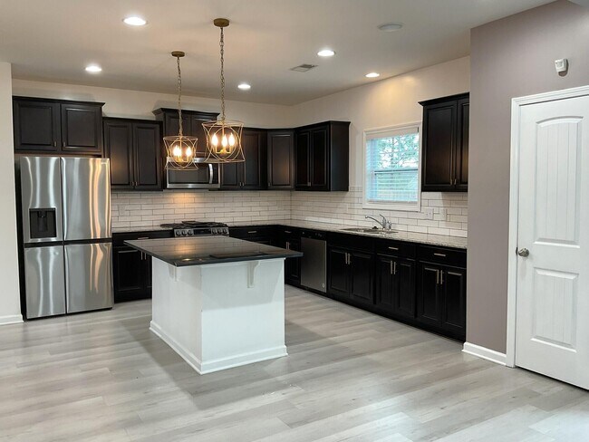 Building Photo - 502 Geranium St