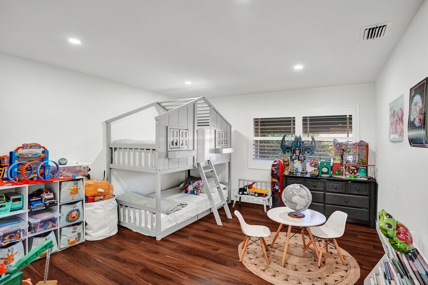 Building Photo - 1844 NE 26th Ave