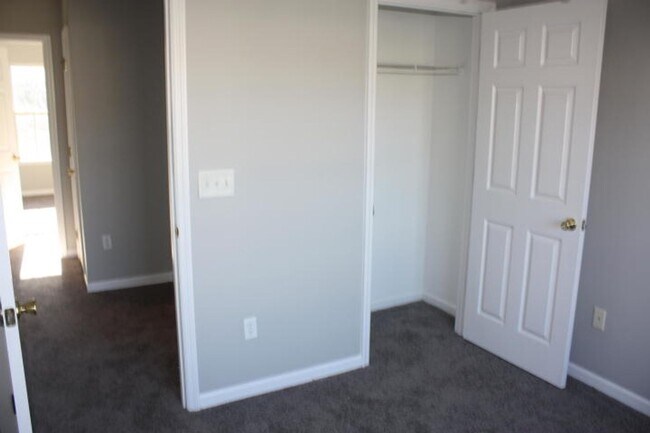 Building Photo - Waterfront Townhome