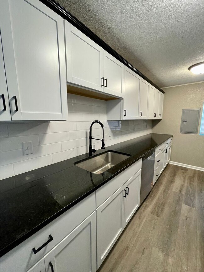 Building Photo - Large 3 Bedroom Remodeled Home