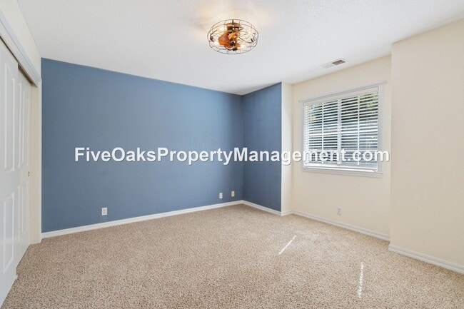 Building Photo - 2025 Moonstone Cir