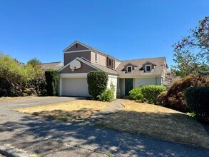 Building Photo - Hawthorne Hills Home