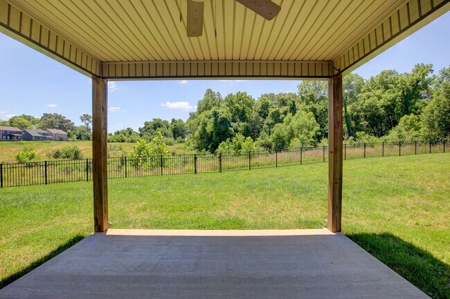 Building Photo - Sharp 3 bed 2 Bath Close To Ft Campbell