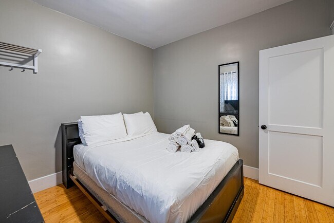 Building Photo - 902 Marquette Ave NW