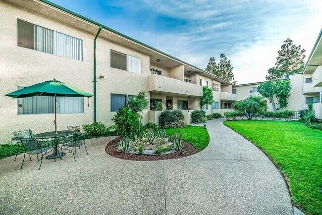 Building Photo - Beautiful Renovated 1 Bedroom Condo with Many Upgrades! Private Balcony! Pool on Site!