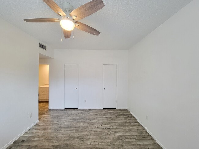 Building Photo - 7119 N Holiday Dr