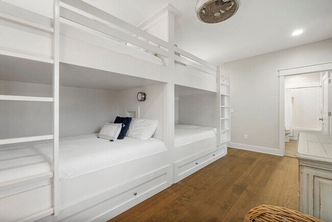 Building Photo - 587 Patina Blvd