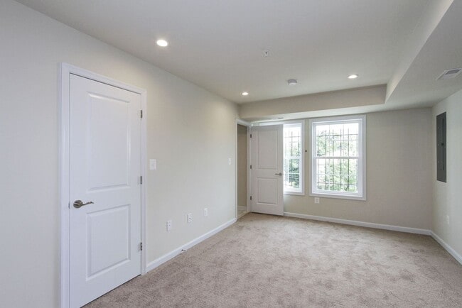 Building Photo - Gorgeous and Spacious Renovated 4br/3.5ba ...
