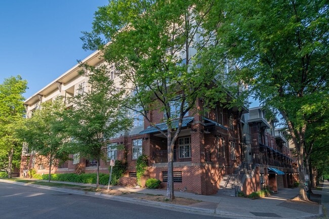 Building Photo - Wonderful 2bd/2bth uptown condo! lots of space in a beautiful building